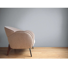 Beige gestoffeerde fauteuil met houten en metalen poten