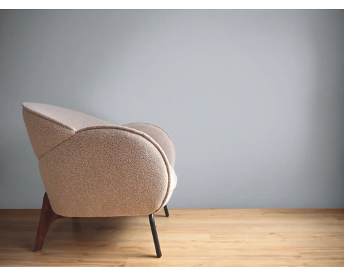 Beige gestoffeerde fauteuil met houten en metalen poten