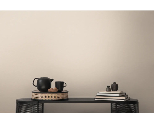 Decoratieve objecten op een tafel met een muur op de achtergrond