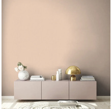 Lichte woonkamer met dressoir, lamp en decoratie