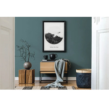 Woonkamer met houten meubels, decoraties en een ingelijste afbeelding aan de muur.
