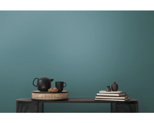 Decoratieve scène met theepot, kop, boeken en vazen op een tafel