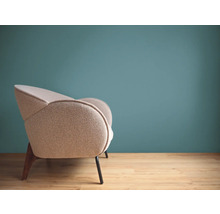 Beige fauteuil met houten poten op een houten vloer