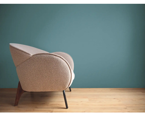 Beige fauteuil met houten poten op een houten vloer