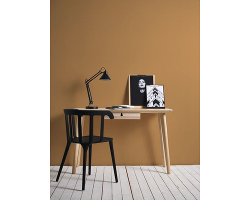 Bureau met bureaulamp, stoel en decoratie