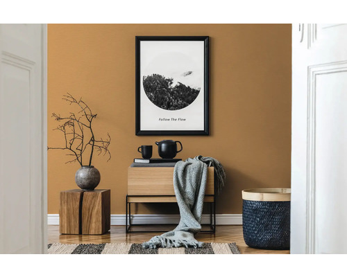 Decoratieve woonkamer met houten meubels, een poster en accessoires