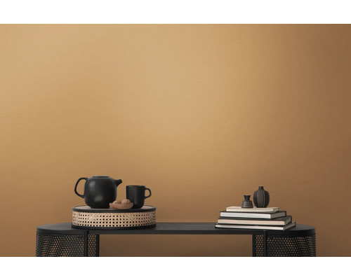 Decoratieve opstelling met theepot, kop, boeken en vazen op een tafel