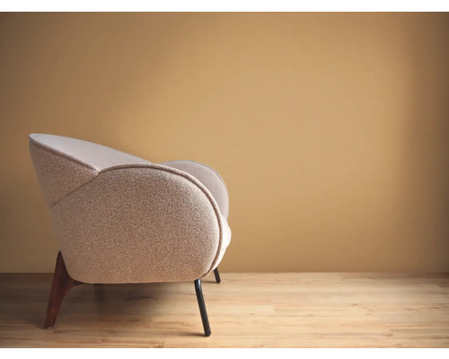 Gestoffeerde fauteuil met houten poten in de woonkamer