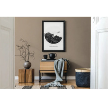 Decoratieve woonkamer met commode, schilderij, theepot en woonaccessoires