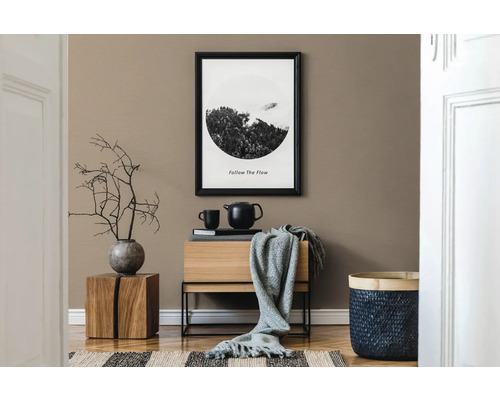 Decoratieve woonkamer met commode, schilderij, theepot en woonaccessoires