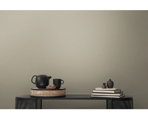 Decoratieve scène met theepot, kop, boeken en vaas op een tafel