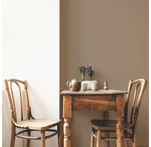 Houten tafel met twee stoelen, theepot, pepermolen en hyacinten in potten.