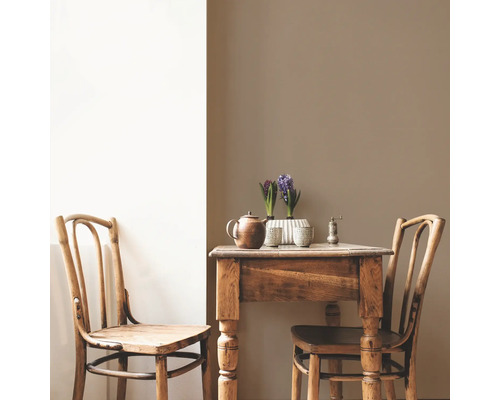 Houten tafel met twee stoelen, theepot, pepermolen en hyacinten in potten.