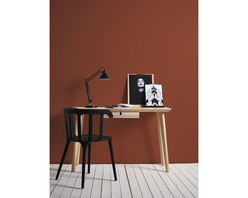 Werkkamer met bureau, lamp, stoel en decoratie