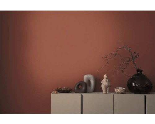 Decoratieve objecten op een kast voor een muur