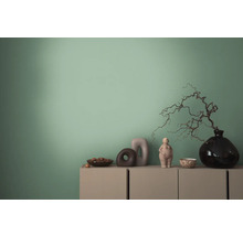Decoratieve objecten op een dressoir voor een muur