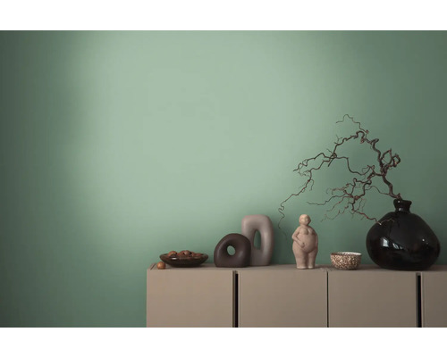 Decoratieve objecten op een dressoir voor een muur