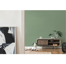 Woonkamer met dressoir, kamerplanten, abstracte kunst en hond