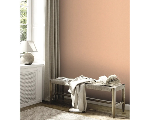 Decoratieve wandbekleding met effen behang in een lichte ruimte.