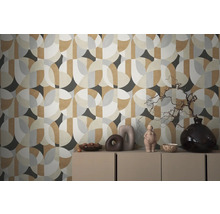 Scene met patroonbehang, dressoir en decoratie