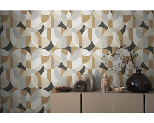 Scene met patroonbehang, dressoir en decoratie