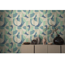 Wand met geometrisch behangpatroon en dressoir met decoraties