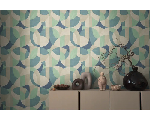 Wand met geometrisch behangpatroon en dressoir met decoraties