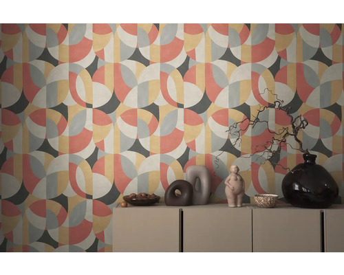 Wand met geometrisch behang en decoratieve objecten op een kast