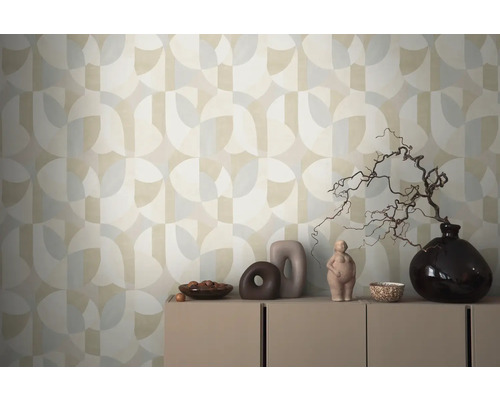 Kamer met geometrisch behang, dressoir en decoratieve objecten