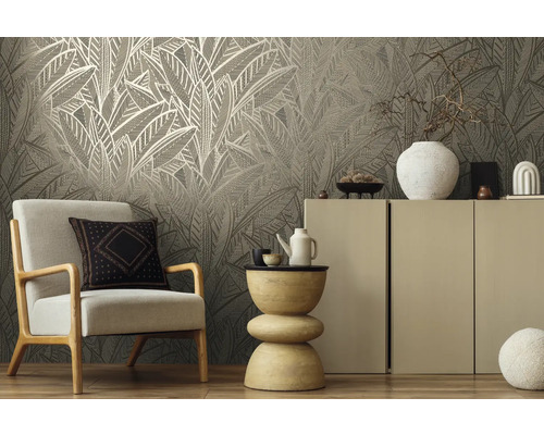 Woonkamer met behang met bladerpatroon, fauteuil en decoratie