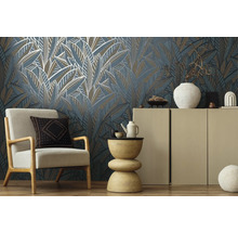 Decoratieve woonkamer met patroonbehang, fauteuil en bijzettafel