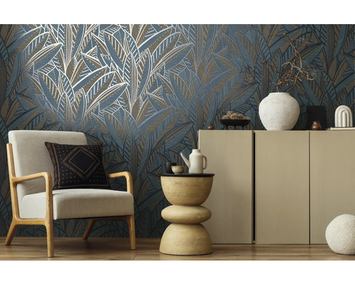 Decoratieve woonkamer met patroonbehang, fauteuil en bijzettafel