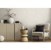 Woonkamer met commode, bijzettafel en fauteuil