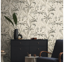 Woonkamer met behang met bloemenmotief, dressoir en fauteuil