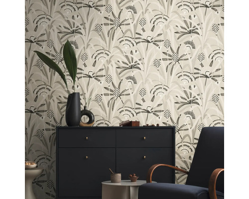 Woonkamer met behang met bloemenmotief, dressoir en fauteuil