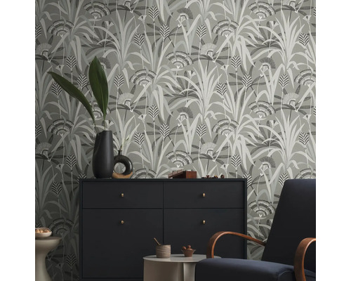 Kamerweergave met bloemenbehang, dressoir en fauteuil