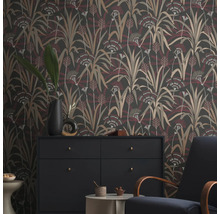 Woonkamer met behang met patroon, dressoir en fauteuil