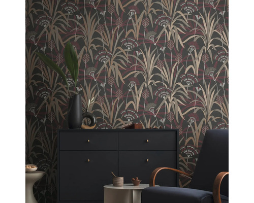 Woonkamer met behang met patroon, dressoir en fauteuil