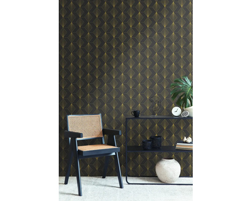 Scène met patroonbehang, een stoel en een plank