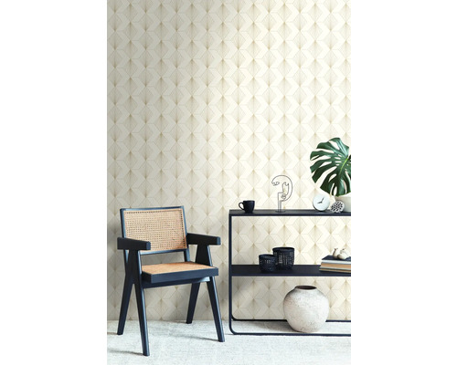 Woonkamer scène met patroonbehang, stoel en plank