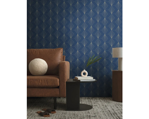 Woonkamer met patroonbehang, bank, bijzettafel en lamp