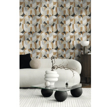 Woonkamer met grafisch behang, bank en salontafel