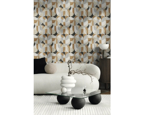 Woonkamer met grafisch behang, bank en salontafel