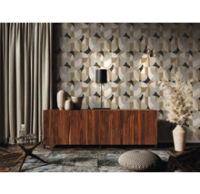 Woonkamer met patroonbehang, dressoir en decoratieve elementen voor een stijlvol interieurontwerp