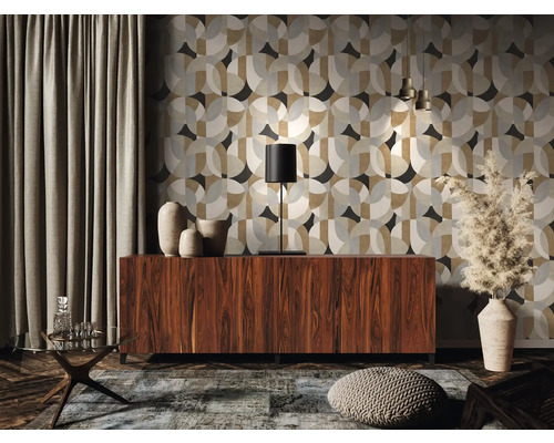 Woonkamer met patroonbehang, dressoir en decoratieve elementen voor een stijlvol interieurontwerp