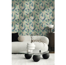 Woonkamer met retro behang, bank en salontafel