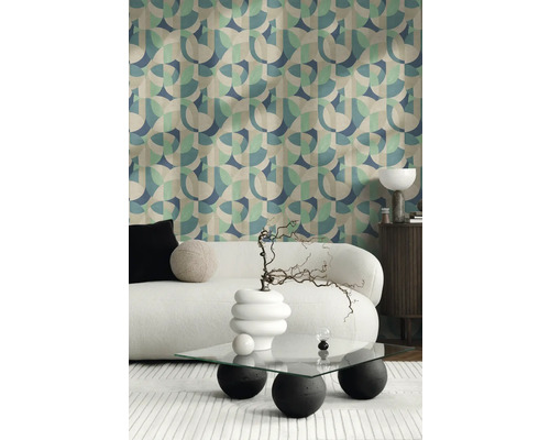 Woonkamer met retro behang, bank en salontafel