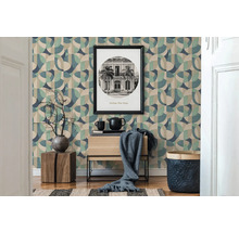Inrichtingsvoorbeeld met geometrisch behang, bijzettafel en woonaccessoires voor een stijlvol huis.
