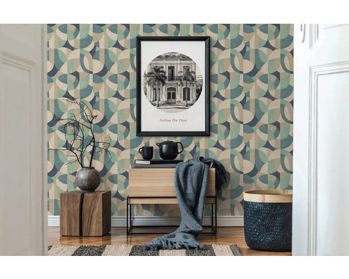 Inrichtingsvoorbeeld met geometrisch behang, bijzettafel en woonaccessoires voor een stijlvol huis.