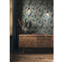 Woonkamer met een patroonbehang, hanglampen en houten dressoir